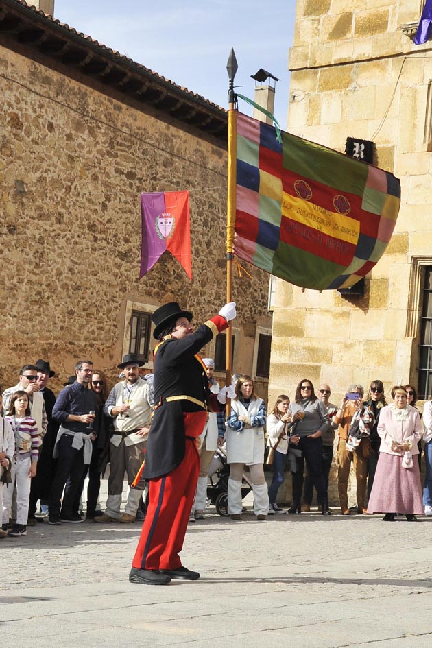 ESTANDARTE DE SILOS CON EL NOMBRE VIVA LOS DULCISIMOS NOMBRES DE JESUS Y DE MARIA EN LA FIESTA DE SILOS LOS JEFES