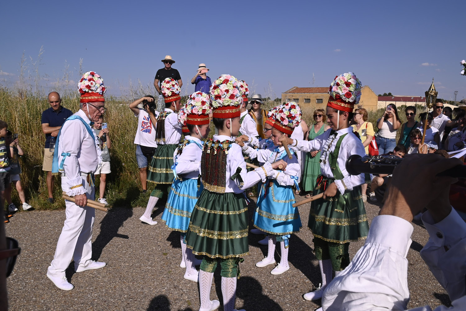 ROMERIA VIRGEN DE LA NAVA DANZAS DEL PALOTEO EN PROCESION EN FUENTELCESPED