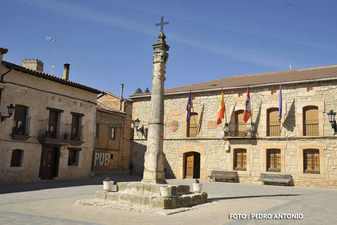 PLAZA CON ROLLO AYT DE CORUÑA DEL CONDE