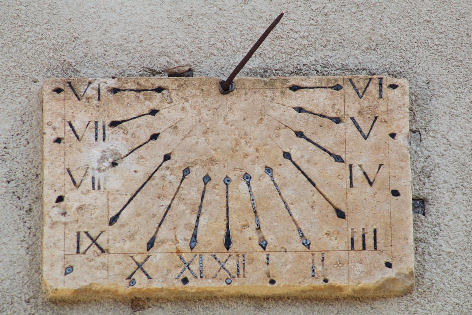RELOJ DE SOL EN LA FACHADA DEL AYUNTAMIENTO EN FRIAS