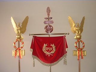 SIMBOLOS Y ESTANDARTES ROMANOS
