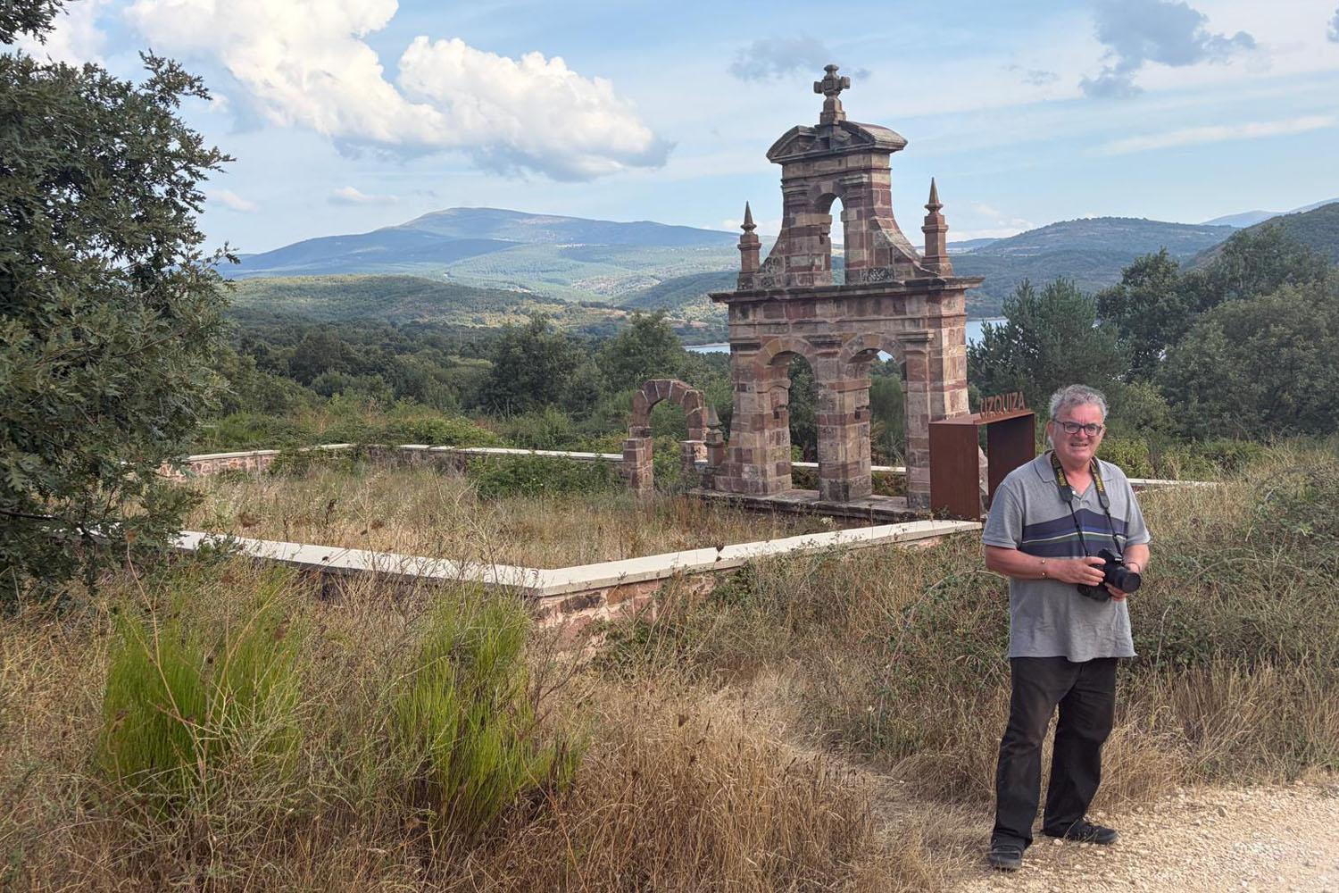 MEMORIAL POR LOS PUEBLOS DEL PANTANO RECONSTRUCCION DE LA ESPADAÑA DE UZQUIZAALTO EL MATORRO DE VILLASUR DE HERREROS